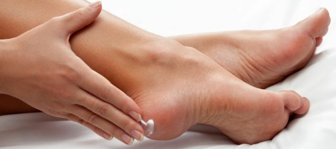 Тріщини на п’ятах: чому виникають і як позбутись назавжди